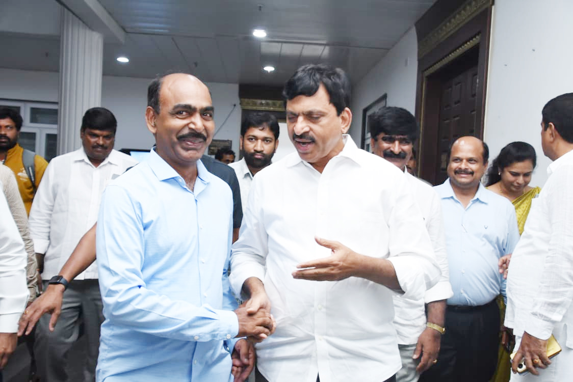 మంత్రి పొంగులేటిని కలిసిన సీనియర్‌ జర్నలిస్టు తుమ్మలపల్లి ప్రసాద్