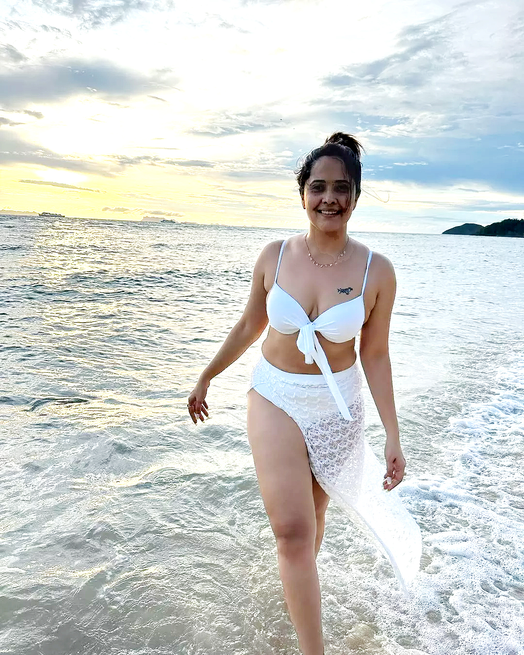 బీచ్‌లో అందాలు పారేసుకున్న అనసూయ